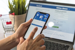 digital marketer creating facebook ads campaign
